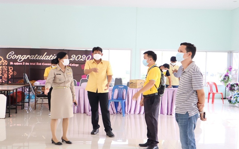 Read more about the article ระหว่างวันที่ 12-15 กรกฎาคม 2564 นายอำเภอบ้านแพ้ว สาธารณสุขจังหวัดสมุทรสาคร นายกอบต.เจ็ดริ้ว กำนัน ผู้ใหญ่บ้านตำบลเจ็ดริ้ว พร้อม ผู้อำนวยการวิทยาลัยการอาชีพบ้านแพ้ว เข้าสำรวจพื้นที่ เพื่อเตรียมจัดตั้ง CI Community Isolation หรือ ศูนย์พักคอยคนสาคร ของอำเภอบ้านแพ้ว  ณ  วิทยาลัยการอาชีพบ้านแพ้ว