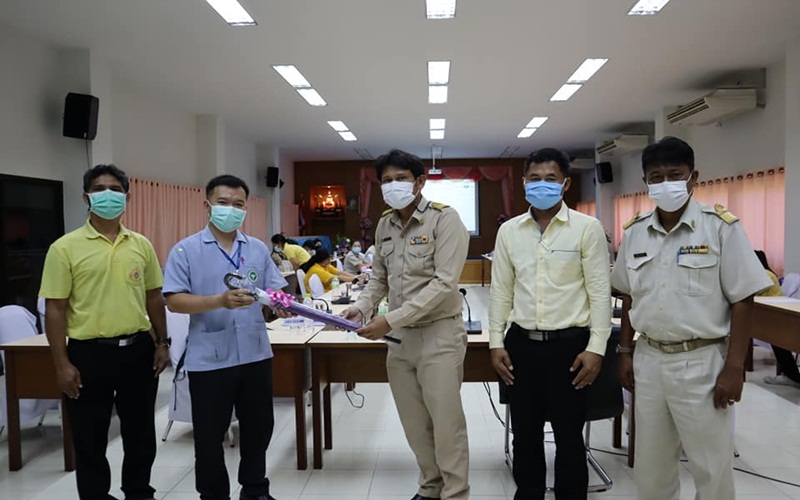 Read more about the article วันที่ 21 มิถุนายน 2564 นายจรูญ อินไข ผู้อำนวยการวิทยาลัยการอาชีพบ้านแพ้ว ประชุมเพื่อแจ้งให้ทราบและติดตามรายงานผลการเซ็ค COVID -19 ประจำวัน รวมถึงการเข้ารับฟังแนวทางในการปฏิบัติตนจากหน่วยงานโรงพยาบาลส่งเสริมสุขภาพตำบลเจ็ดริ้ว
