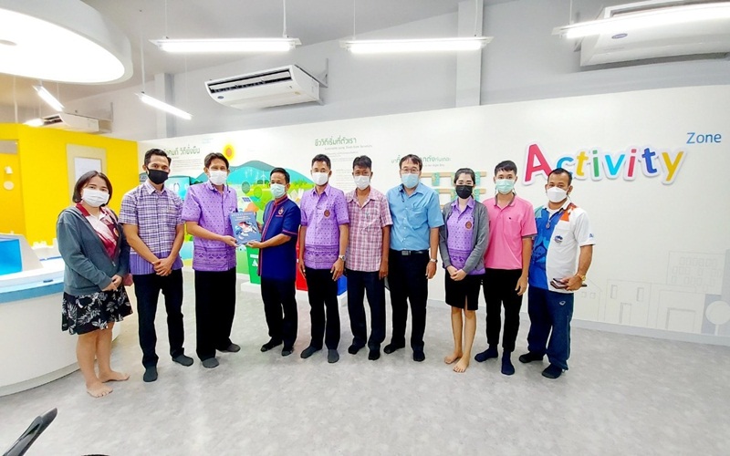 Read more about the article วันที่ 15 มิถุนายน 2564 นายจรูญ อินไข ผู้อำนวยการวิทยาลัยการอาชีพบ้านแพ้วและ นายกษิดิ์เดช พรมทองผู้อำนวยการโรงเรียนทีปังกรวิทยาพัฒน์(วัดสุนทรสถิต)ในพระราชูปถัมภ์ฯได้เข้าประชุมทำความร่วมมือจัดการเรียนการสอนในโรงเรียนขยายโอกาส หลักสูตรระยะสั้นและร้อยแปดอาชีพ ภาคเรียนที่ 1 ปีการศึกษา 2564 และได้เยี่ยมชมห้องเรียนสีเขียว