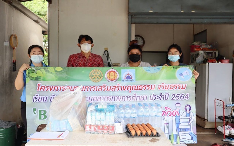 Read more about the article ในระหว่างวันที่ ๒-๓ กันยายน ๒๕๖๔ นายจรูญ อินไข ผู้อำนวยการวิทยาลัยการอาชีพบ้านแพ้ว และครูที่ปรึกษา<br>ร่วมส่งมอบเครื่องอุปโภค บริโภค ให้กับครอบครัวนักเรียน นักศึกษา ที่ประสบปัญหาการติดเชื้อโควิด-๑๙ เพื่อดูแลนักเรียนที่กลับมากักตัวต่อที่บ้าน ในกิจกรรม “BVC7 ห่วงใยร่วมต้านภัยโควิด” โครงการอบรมเสริมสร้างคุณธรรม จริยธรรม นักเรียน นักศึกษา และบุคลากรทางการศึกษา ประจำปีการศึกษา ๒๕๖๔