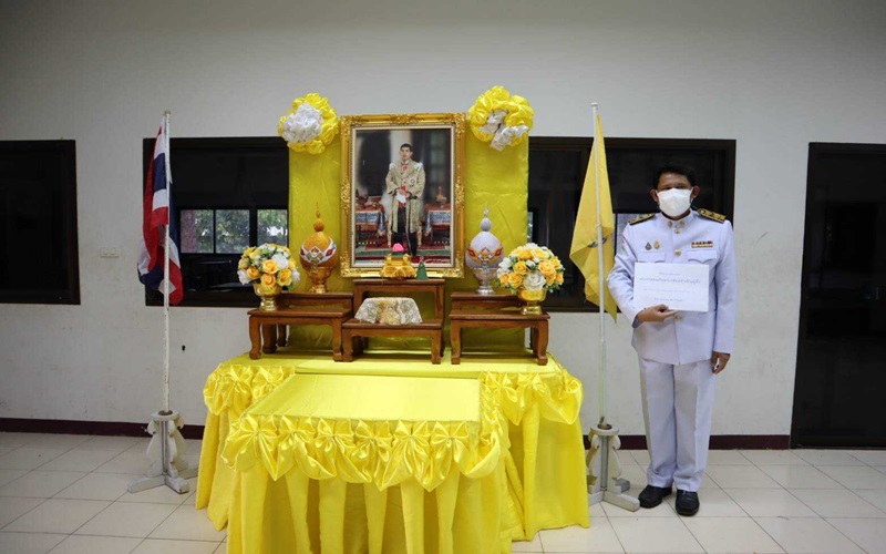 Read more about the article พระบาทสมเด็จพระวชิรเกล้าเจ้าอยู่หัว ทรงมีพระมหากรุณาธิคุณพระราชทานเงินส่วนพระองค์จำนวน 70,000,000 บาท  เพื่อให้ความช่วยเหลือสถานศึกษาในสังกัดกระทรวงศึกษาธิการ ที่ร่วมมือกับหน่วยงานต่าง ๆ ปรับสถานศึกษาเป็นโรงพยาบาลสนาม หรือสถานที่กักตัว หรือศูนย์พักคอยสำหรับผู้ป่วยโควิด-19   วิทยาลัยการอาชีพบ้านแพ้ว ได้รับเงินจัดสรร เมื่อวันที่ 26 สิงหาคม 2564 เป็นจำนวน 151,000 บาท (หนึ่งแสนห้าหมื่นหนึ่งพันบาทถ้วน) โดยนายจรูญ อินไข ผู้อำนวยการวิทยาลัยการอาชีพบ้านแพ้ว เป็นตัวแทนรับมอบเงิน พระราชทานหน้าพระบรมฉายาลักษณ์ พระบาทสมเด็จพระวชิรเกล้าเจ้าอยู่หัว