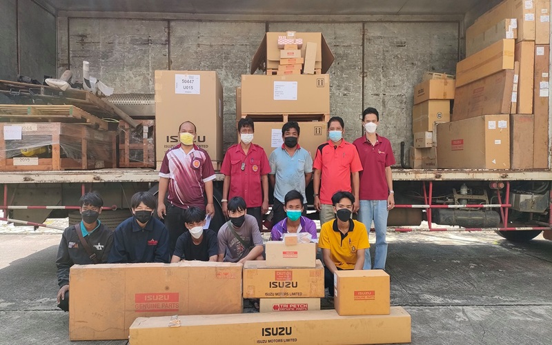 Read more about the article วันที่ 27 ตุลาคม 2564 บริษัทตรีเพชรอีซูซุเซลล์ จำกัด บริจาคอะไหล่รถยนต์ที่มีสภาพดีและไม่เคยใช้งานให้กับทางวิทยาลัยการอาชีพบ้านแพ้ว เพื่อให้นักเรียน นักศึกษา ได้นำไปฝึกทักษะในการเรียนรู้ต่อไป