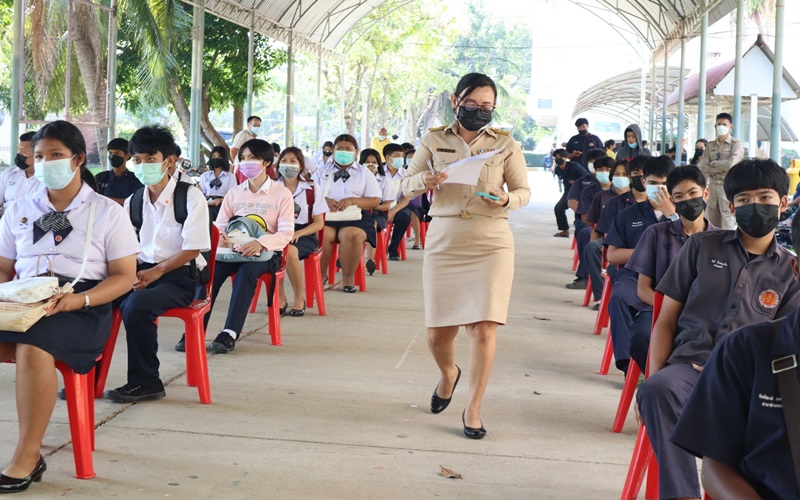Read more about the article วันที่  22  พฤศจิกายน 2564 วิทยาลัยการอาชีพบ้านแพ้วร่วมกับสาธารณสุขอ-เภอบ้านแพ้ว โรงพยาบาลส่งเสริมสุขภาพตำบลเจ็ดริ้ว นำโดย นายจรูญ อินไข ผู้อำนวยการวิทยาลัยฯ ได้เปิดการเรียนการสอนในรูปแบบ On-site (มาเรียนที่โรงเรียน) ของนักเรียนกลุ่ม A พร้อมทำการตรวจหาเชื้อไวรัสโคโรนา 2019 แบบ ATK ให้กับบุคลากร และนักเรียน กลุ่ม A เป็นไปด้วยความเรียบร้อยปลอดภัยทั้งผู้บริหาร ครู บุคลากรทางการศึกษา และนักเรียน