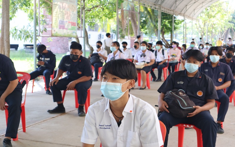 Read more about the article วันที่ 29 พฤศจิกายน 2564 วิทยาลัยการอาชีพบ้านแพ้ว ร่วมกับสาธารณสุขอำเภอบ้านแพ้ว โรงพยาบาลส่งเสริมสุขภาพตำบลเจ็ดริ้ว นำโดยนายจรูญ อินไข ผู้อำนวยการวิทยาลัยฯ ได้เปิดการเรียนการสอนในรูปแบบ On-site  (มาเรียนที่โรงเรียน) ของนักเรียนกลุ่ม B พร้อมทำการตรวจหาเชื้อไวรัส โคโรนา 2019 แบบ ATK ให้กับนักเรียนกลุ่ม B เป็นไปด้วยความเรียบร้อยปลอดภัยทั้งผู้บริหาร ครู บุคลากรทางการศึกษา และนักเรียน