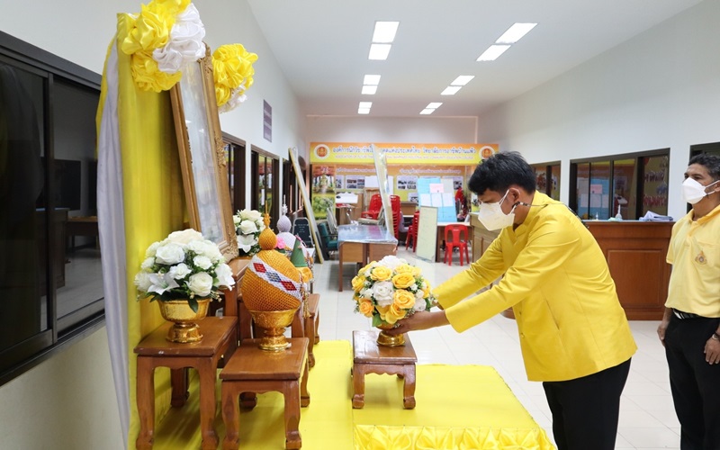 Read more about the article วันศุกร์ที่ 3 ธันวาคม พ.ศ. 2564 วิทยาลัยการอาชีพบ้านแพ้ว นำโดย นายจรูญ อินไข ผู้อำนวยการฯ เป็นประธานในพิธีวางพานพุ่มดอกไม้หน้าพระบรมฉายาลักษณ์  วันคล้ายวันพระบรมราชสมภพ พระบาทสมเด็จพระบรมชนกาธิเบศร มหาภูมิพลอดุลยเดชมหาราช บรมนาถบพิตร วันชาติ และวันพ่อแห่งชาติ ประจำปีพุทธศักราช 2564 พร้อมด้วยคณะผู้บริหาร ครู และบุคลากรทางการศึกษา และจัดกิจกรรมจิตอาสาทำความสะอาดวิทยาลัยฯ ณ วิทยาลัยการอาชีพบ้านแพ้ว อำเภอบ้านแพ้ว จังหวัดสมุทรสาคร