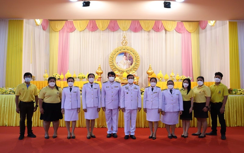 Read more about the article วันอาทิตย์ที่ 5 ธันวาคม 2564 วิทยาลัยการอาชีพบ้านแพ้ว นำโดย นายจรูญ อินไข ผู้อำนวยการฯ เข้าร่วมพิธีทำบุญตักบาตรถวายเป็นพระราชกุศลและวางพานพุ่มดอกไม้หน้าพระบรมฉายาลักษณ์ วันคล้ายวันพระบรมราชสมภพ พระบามสมเด็จพระบรมชนกาธิเบศร มหาภูมิพลอดุลยเดชมหาราช บรมนากบพิตร วันชาติ และวันพ่อแห่งชาติ ประจำปีพุทธศักราช 2564 พร้อมด้วยคณะผู้บริหาร ครู และบุคลากรทางการศึกษา ณ วัดหลักสี่ราษฎร์สโมสร อำเภอบ้านแพ้ว จังหวัดสมุทรสาคร