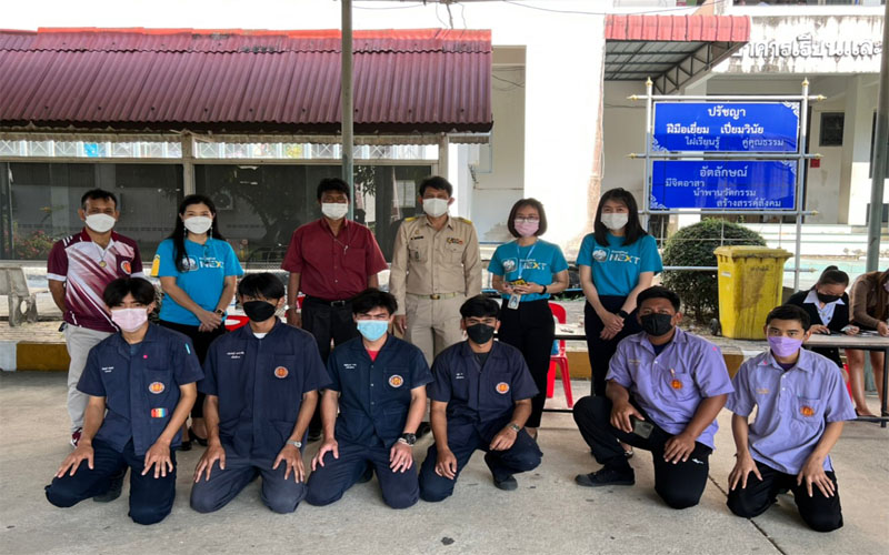 Read more about the article วันที่ 12 มกราคม 2565 นายจรูญ อินไข ผู้อำนวยการวิทยาลัยการอาชีพบ้านแพ้ว นำคณะผู้บริหาร ครูและนักเรียน นักศึกษา กลุ่ม B เข้ารับความรู้และการสอนการติดตั้งแอปพลิเคชันเป๋าตัง จากคณะตัวแทนธนาคารกรุงไทย สาขาบ้านแพ้ว ณ วิทยาลัยการอาชีพบ้านแพ้ว เพื่อให้ครู นักเรียนและนักศึกษา สามารถขอรับชุดตรวจ ATK จากโรงพยาบาลส่งเสริมสุขภาพตำบลที่อยู่ใกล้เคียงได้ฟรี