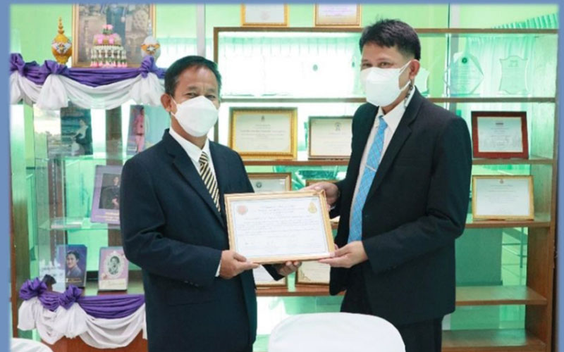 Read more about the article วันที่ 15 ธันวาคม 2564 นายจรูญ อินไข ผู้อำนวยการวิทยาลัยการอาชีพบ้านแพ้ว พร้อมคณะผู้บริหารครูและเจ้าหน้าที่ได้เข้าร่วมพิธีลงนามบันทึกข้อตกลงความร่วมมือทางการศึกษา (MOU) เพื่อการขยายโอกาสในการศึกษาต่อระดับอาชชีวศึกษาของนักเรียน ณ โรงเรียนทีปังกรวิทยาพัฒน์(วัดสุนทรสถิต)ในพระราชูปถัมภ์และโรงเรียนพระปฐมวิทยาลัย 2 หลวงพ่อเงินอนุสรณ์
