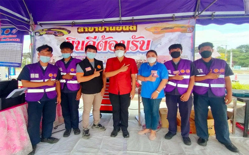 Read more about the article วันที่ 29 ธันวาคม 2564 ถึง 1 มกราคม 2565 นายจรูญ อินไข ผู้อำนวยการวิทยาลัยการอาชพบ้านแพ้ว และนายณรงค์ รักร้อย ผู้ว่าราชการจังหวัดสมุทรสาคร พร้อมด้วยคณะผู้บริหาร เข้าตรวจเยี่ยมและให้กำลังใจในการปฏิบัติงานอาชีวะอาสา ร่วมด้วยช่วยประชาชน เทศกาลปีใหม่ 2565 ของครูและนักเรียน สาขางานยานยนต์ วิทยาลัยการอาชีพบ้านแพ้ว ณ ปั๊ม ปตท.กม17 แยกการโจม จังหวัดสมุทรสาคร